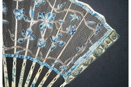 Fleurs bleues, éventail en catgut vers 1760