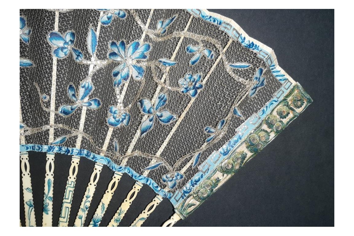 Fleurs bleues, éventail en catgut vers 1760