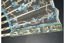 Fleurs bleues, éventail en catgut vers 1760