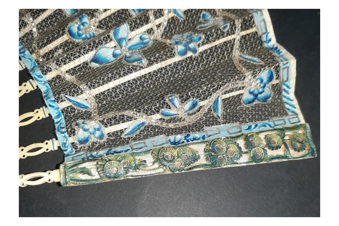 Fleurs bleues, éventail en catgut vers 1760