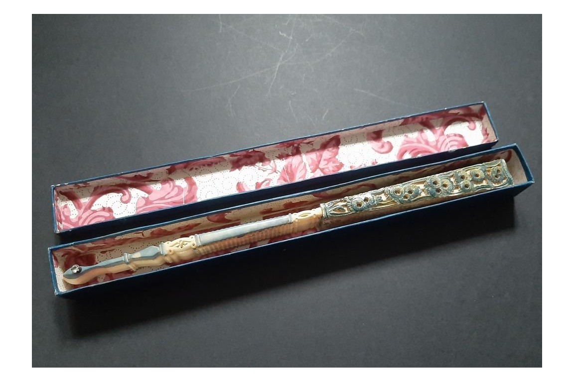 Fleurs bleues, éventail en catgut vers 1760