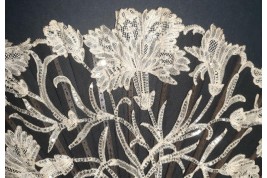 Les oeillets, éventail Art Nouveau