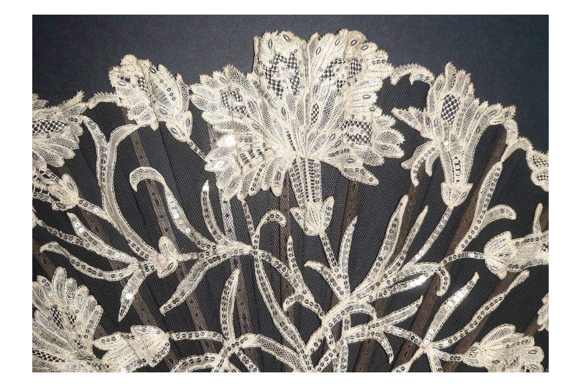 Les oeillets, éventail Art Nouveau