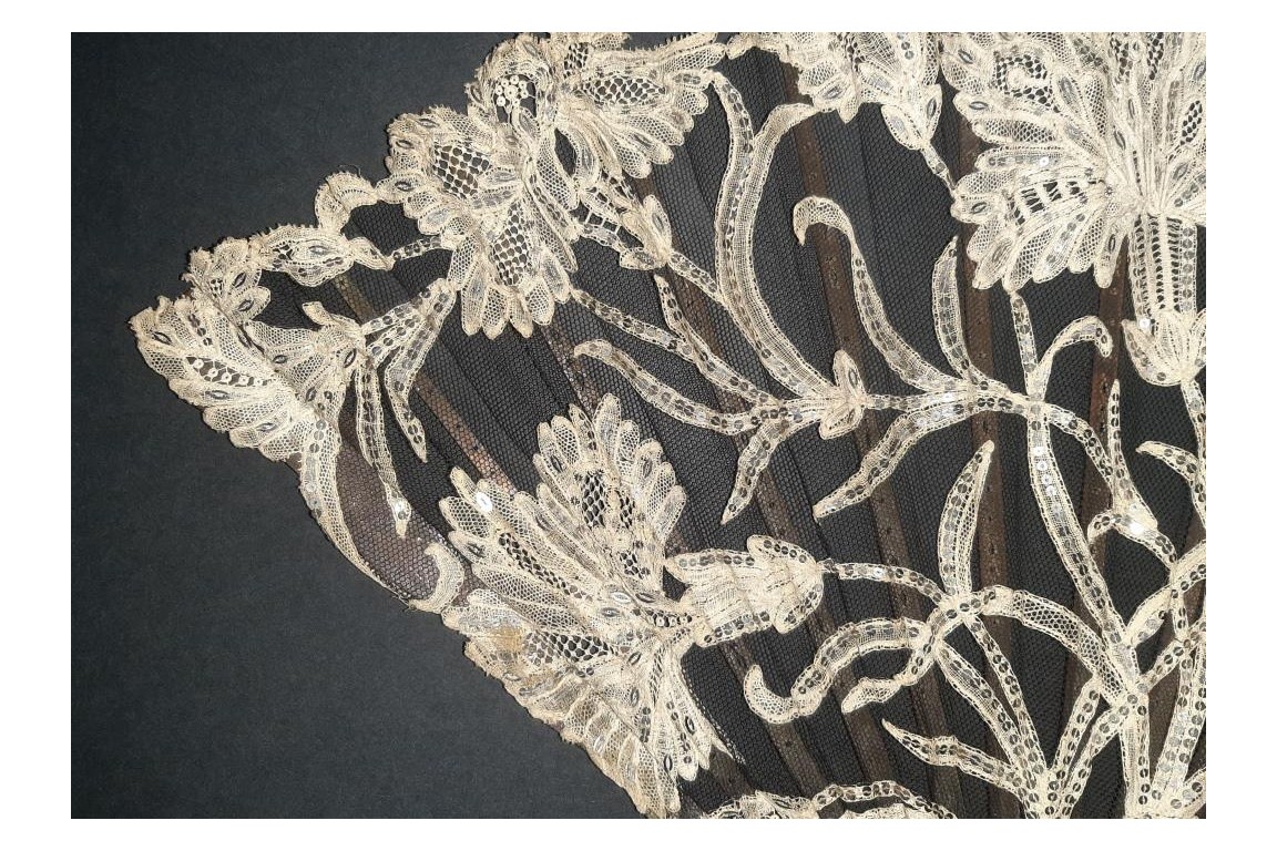 Les oeillets, éventail Art Nouveau