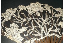Les oeillets, éventail Art Nouveau