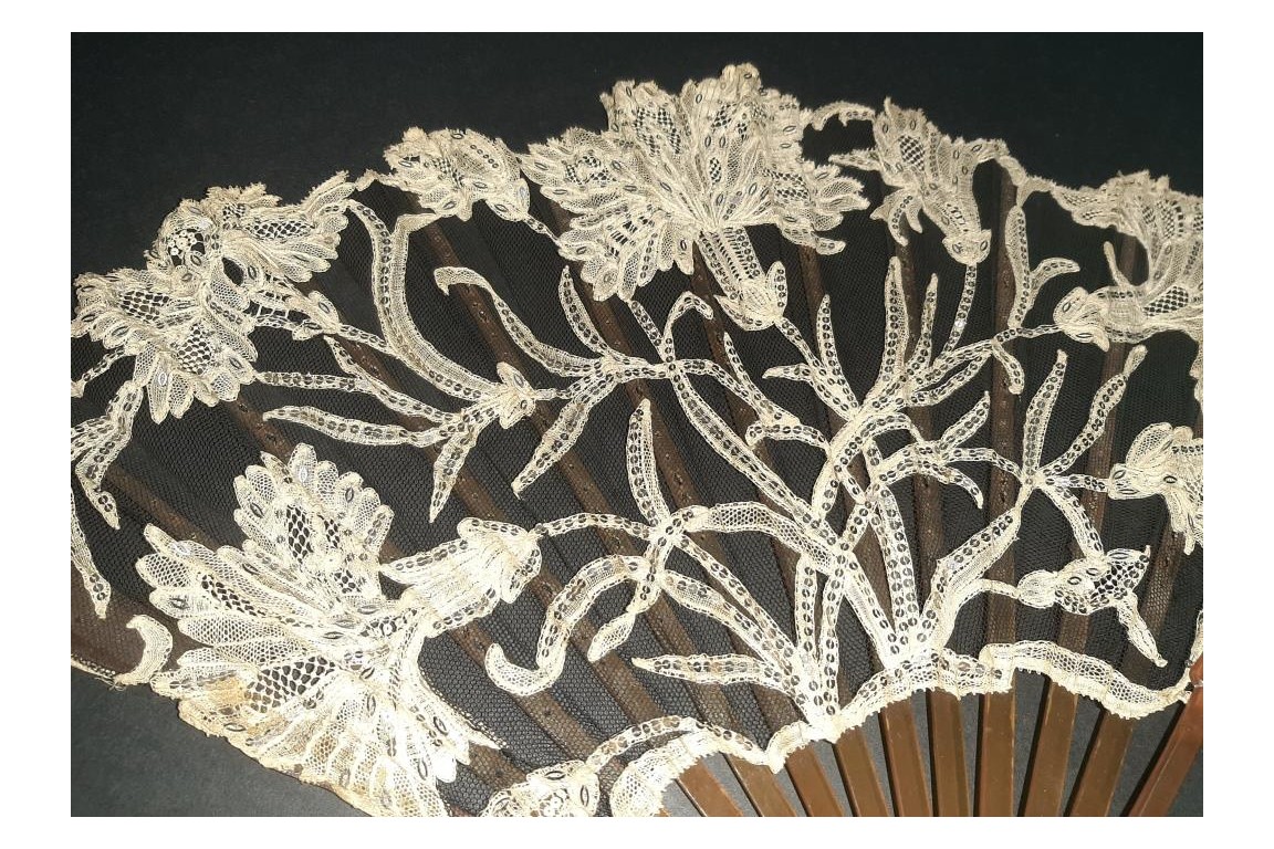 Les oeillets, éventail Art Nouveau