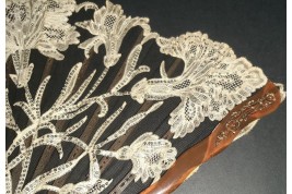Les oeillets, éventail Art Nouveau