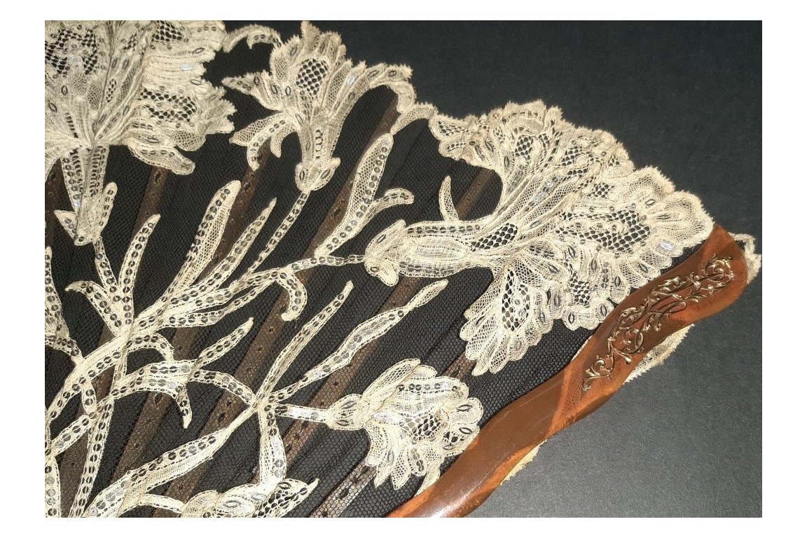Les oeillets, éventail Art Nouveau