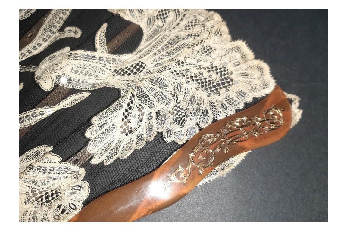 Les oeillets, éventail Art Nouveau