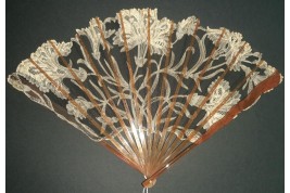 Les oeillets, éventail Art Nouveau