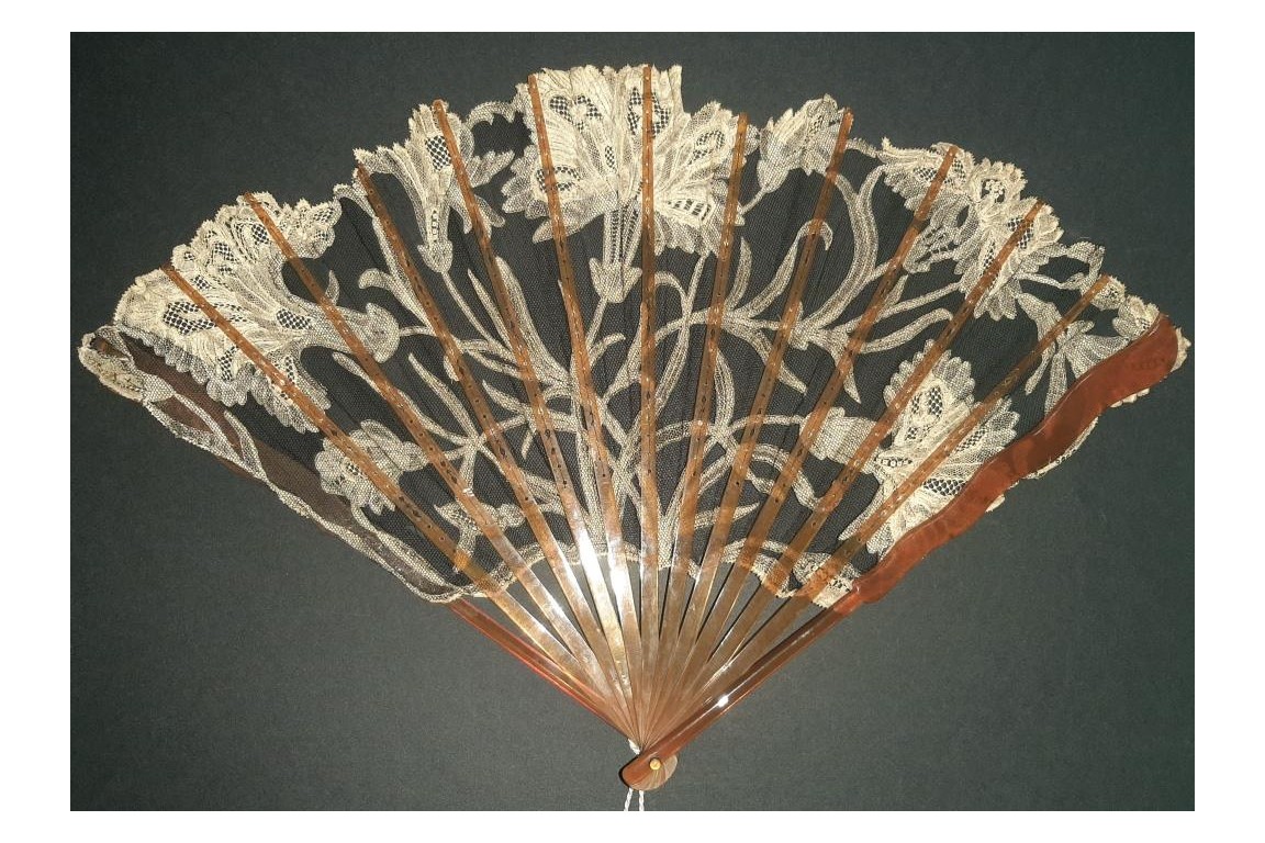 Les oeillets, éventail Art Nouveau