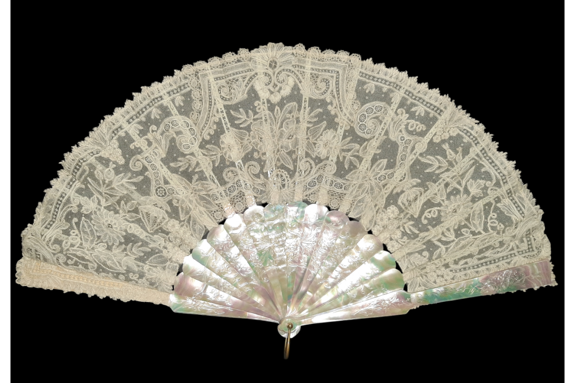 Flowered mother-of-pearl fan, late 19th century fan