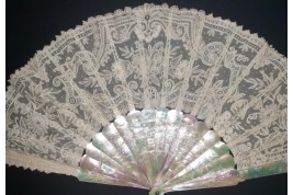 Flowered mother-of-pearl fan, late 19th century fan