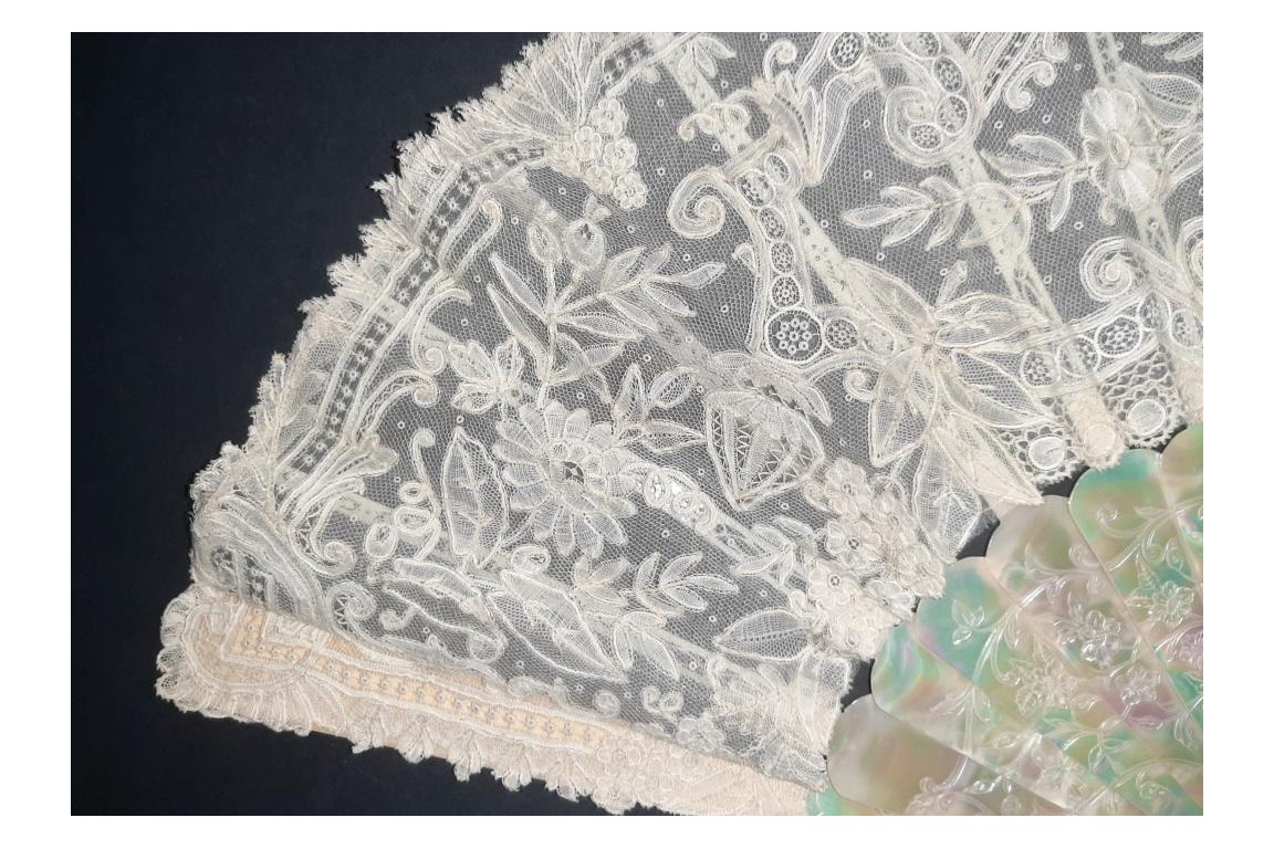 Flowered mother-of-pearl fan, late 19th century fan