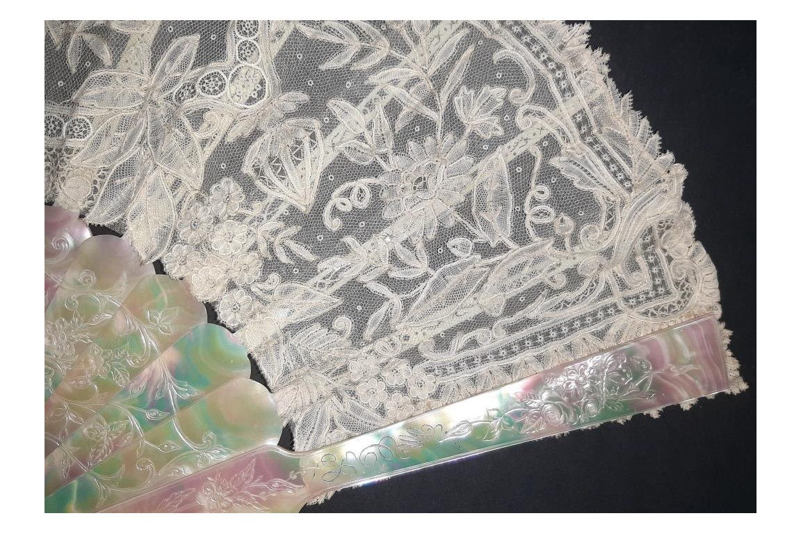 Flowered mother-of-pearl fan, late 19th century fan