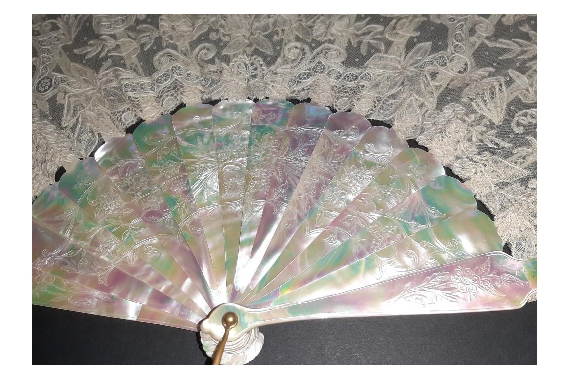 Flowered mother-of-pearl fan, late 19th century fan