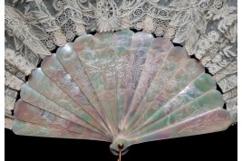 Flowered mother-of-pearl fan, late 19th century fan