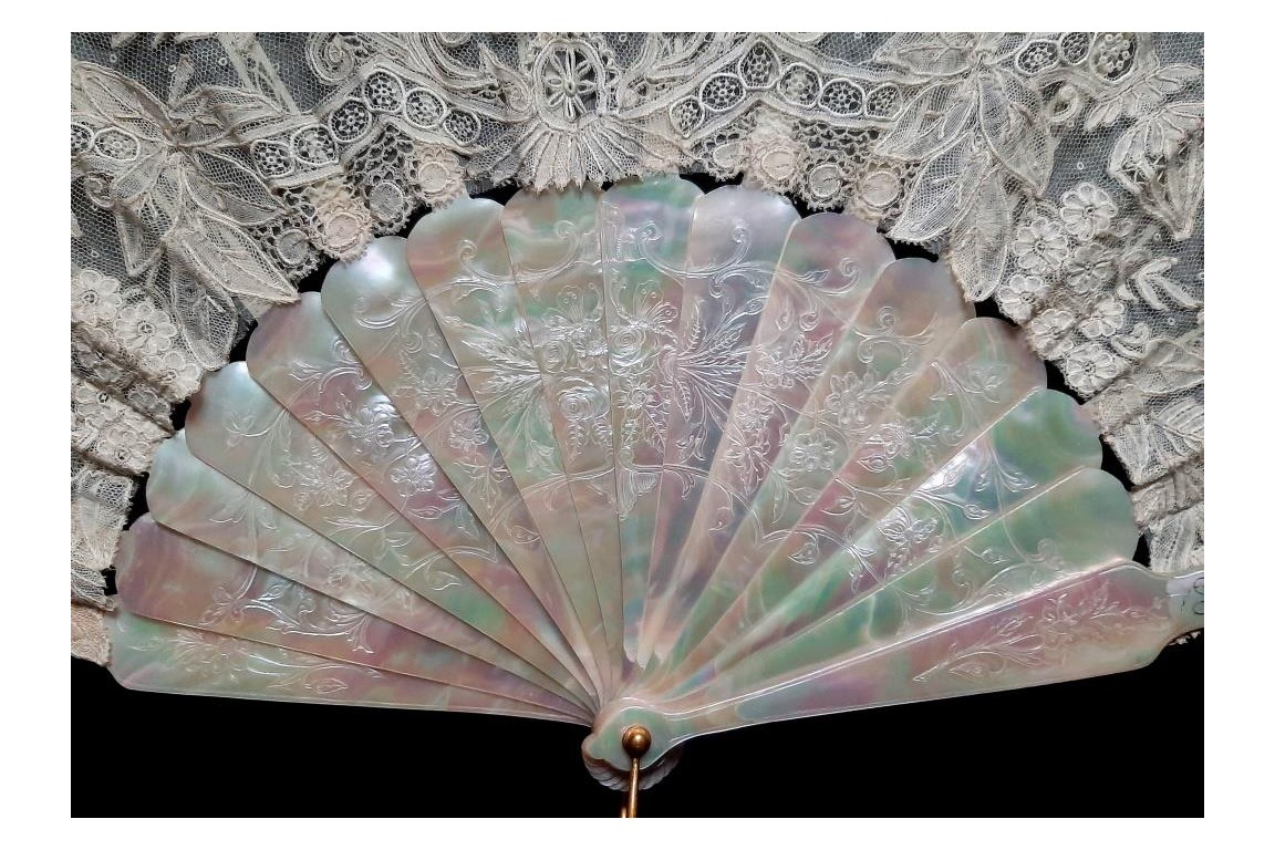 Flowered mother-of-pearl fan, late 19th century fan