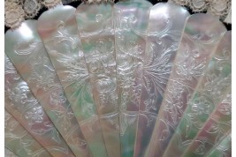 Flowered mother-of-pearl fan, late 19th century fan