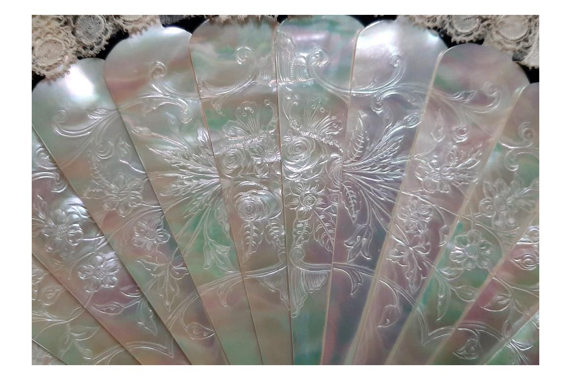 Flowered mother-of-pearl fan, late 19th century fan