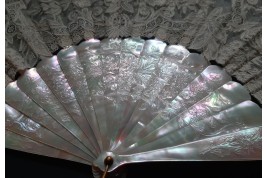 Flowered mother-of-pearl fan, late 19th century fan