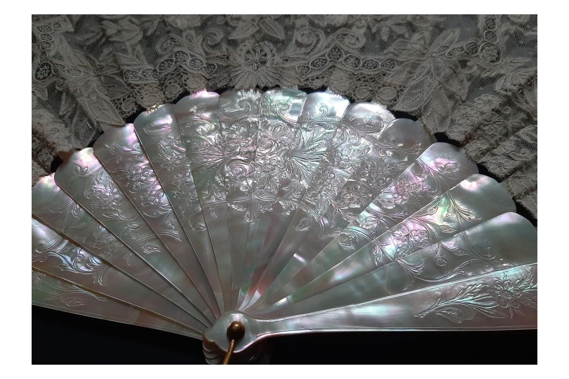 Flowered mother-of-pearl fan, late 19th century fan