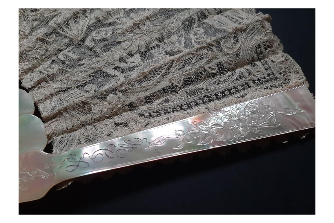 Flowered mother-of-pearl fan, late 19th century fan