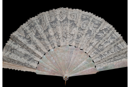 Flowered mother-of-pearl fan, late 19th century fan