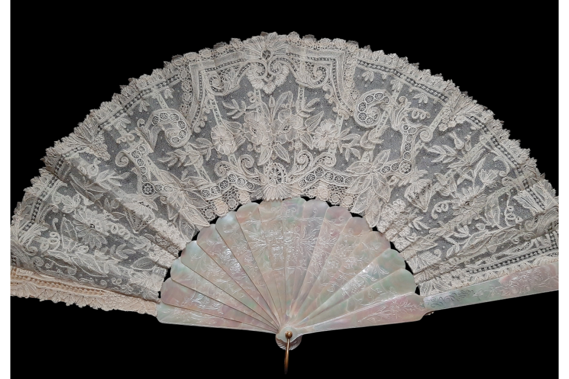 Flowered mother-of-pearl fan, late 19th century fan