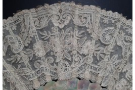 Nacre fleurie, éventail fin XIXème siècle