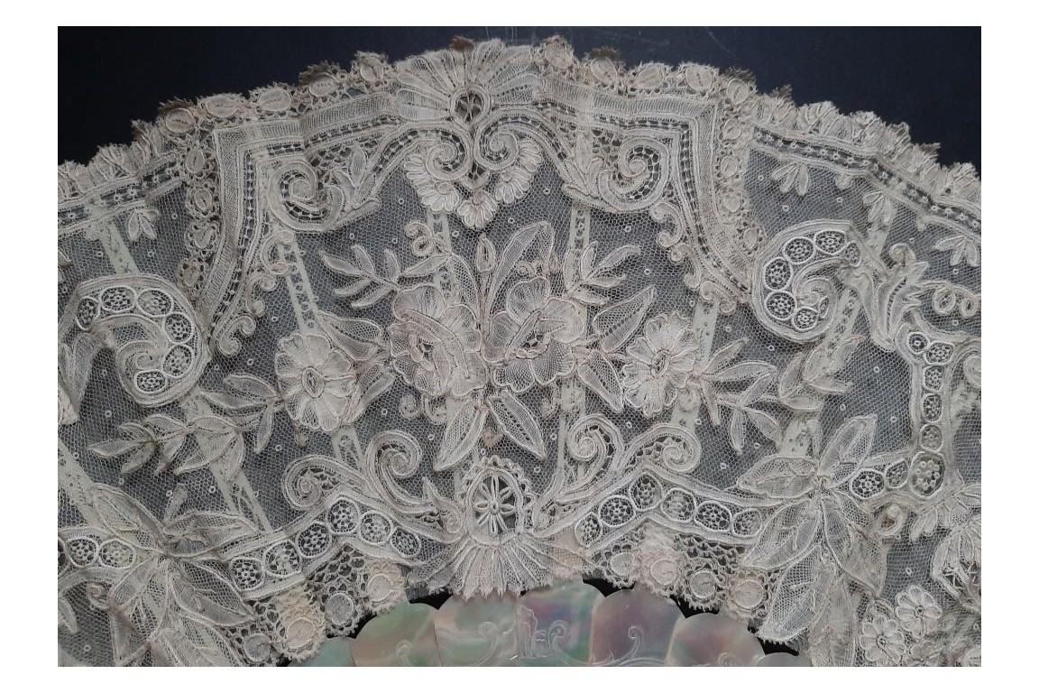 Flowered mother-of-pearl fan, late 19th century fan