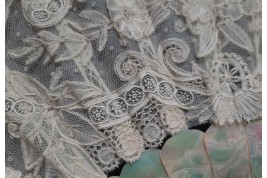 Flowered mother-of-pearl fan, late 19th century fan