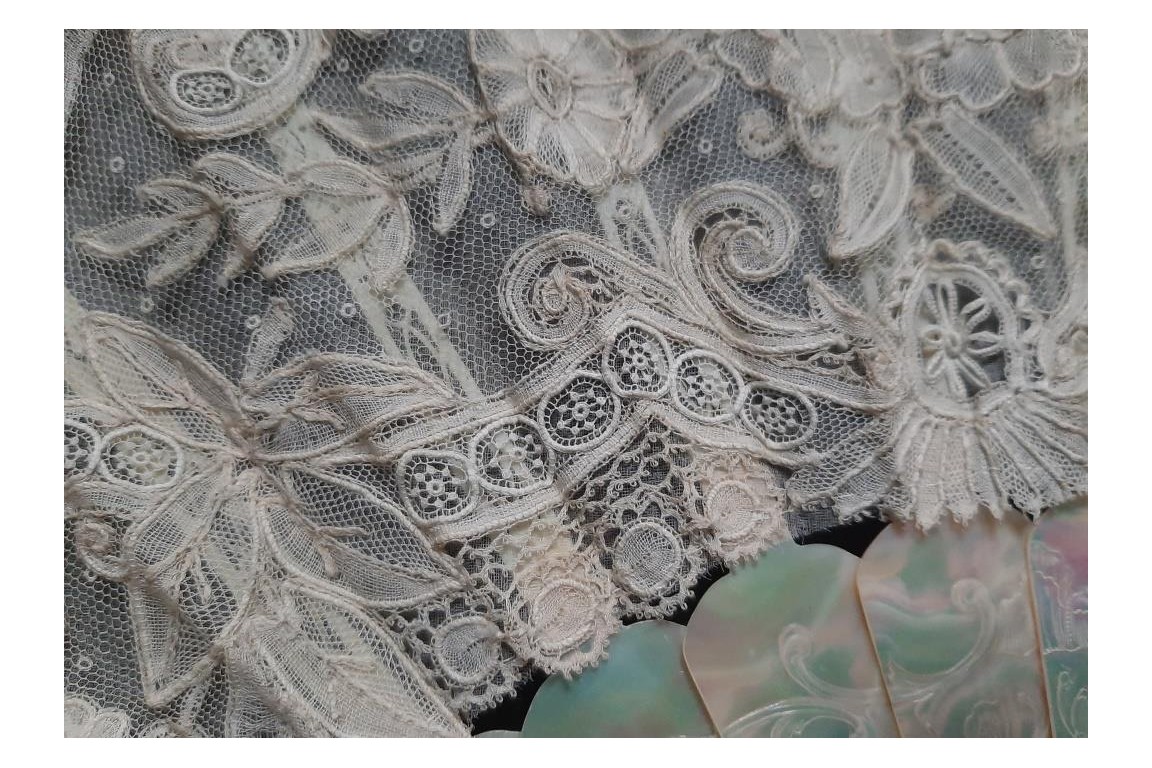 Flowered mother-of-pearl fan, late 19th century fan