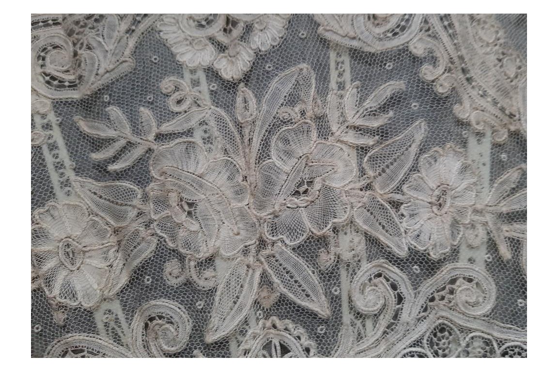 Flowered mother-of-pearl fan, late 19th century fan