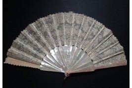 Flowered mother-of-pearl fan, late 19th century fan