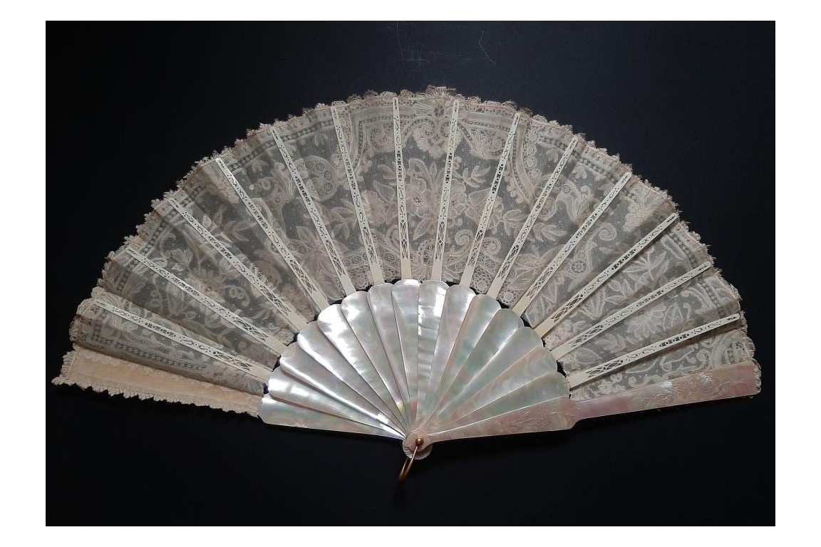 Flowered mother-of-pearl fan, late 19th century fan