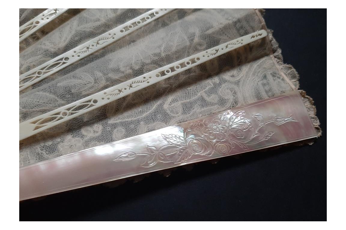 Flowered mother-of-pearl fan, late 19th century fan