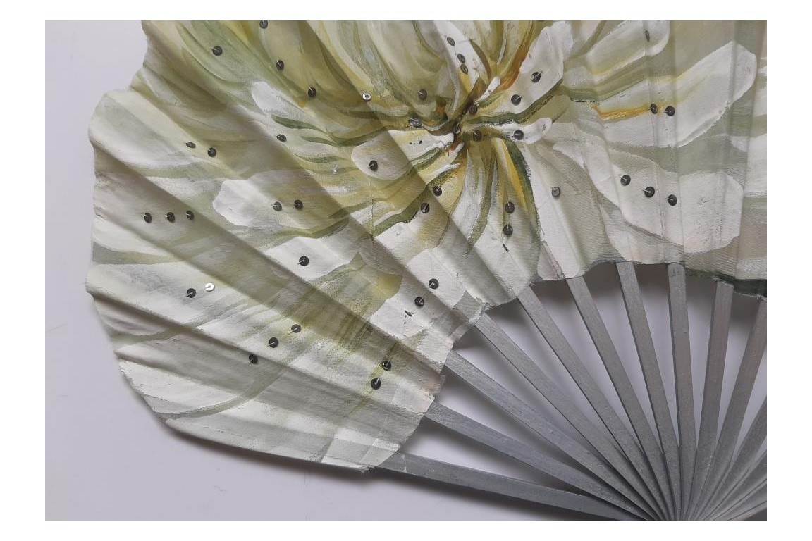 White dahlia, fan by Lachelin, circa 1900