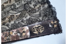 Fleurs de Chantilly, éventail fin XIXème siècle
