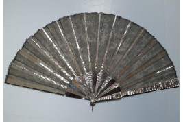 Fleurs de Chantilly, éventail fin XIXème siècle