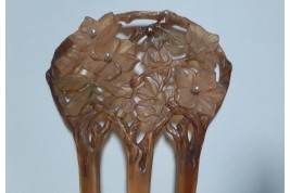 Des fleurs dans les cheveux, peigne de Georges Pierre, Art Nouveau