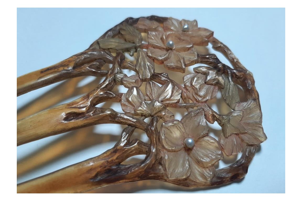 Flowers in the hair, comb by Georges Pierre, Art Nouveau