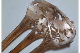Des fleurs dans les cheveux, peigne de Georges Pierre, Art Nouveau