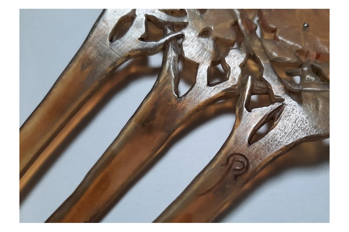 Des fleurs dans les cheveux, peigne de Georges Pierre, Art Nouveau