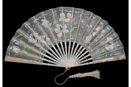 Fleurs blanches et roses, éventails vers 1900