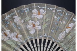 Fleurs blanches et roses, éventails vers 1900