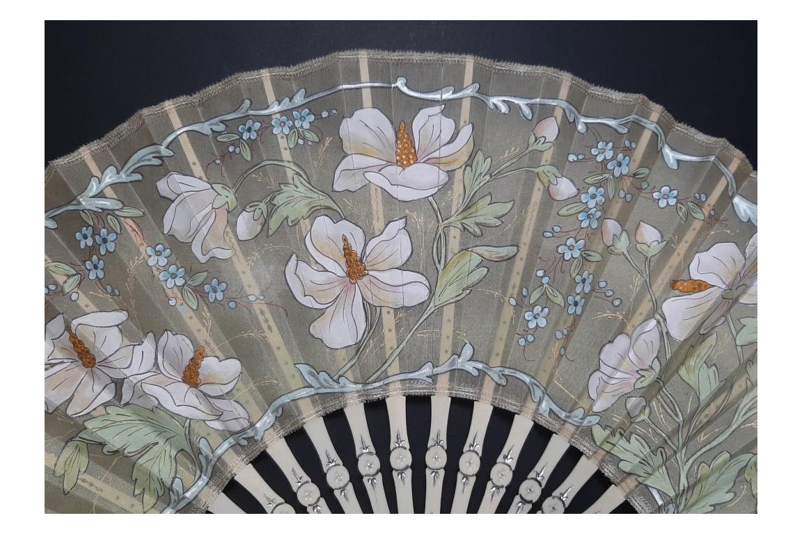 Fleurs blanches et roses, éventails vers 1900