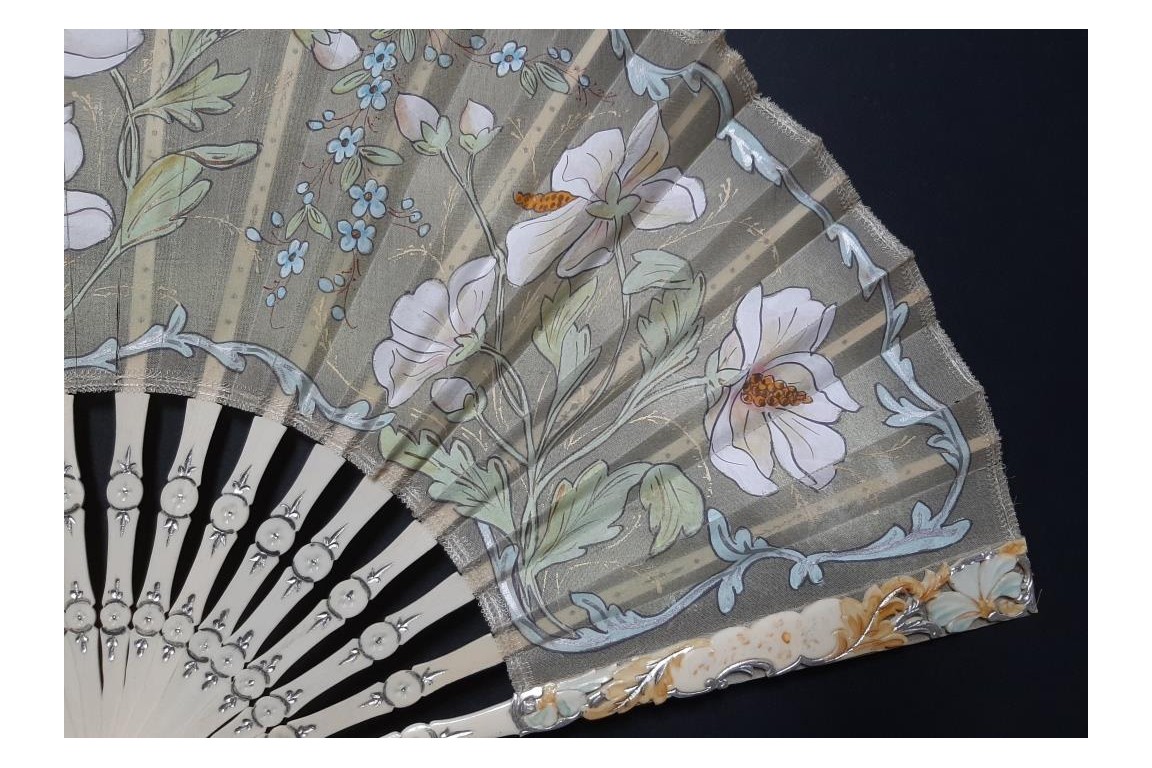 Fleurs blanches et roses, éventails vers 1900