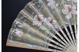 Fleurs blanches et roses, éventails vers 1900