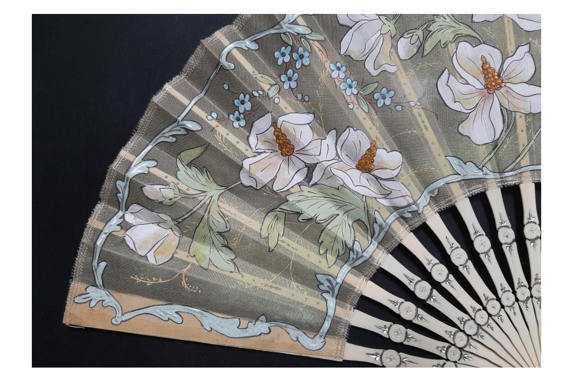 Fleurs blanches et roses, éventails vers 1900